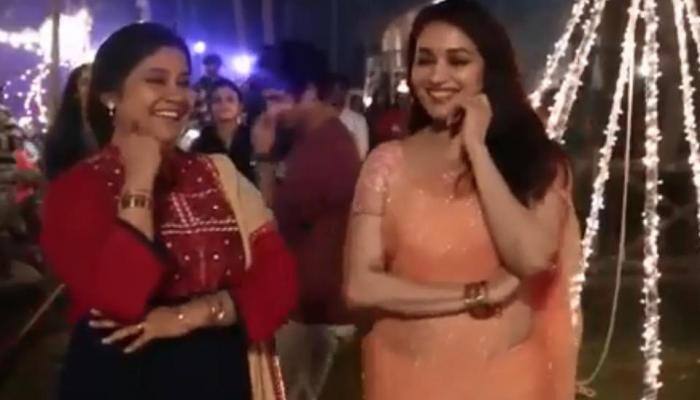 Madhuri Dixit, Renuka Shahane recreate &#039;Hum Aapke Hain Kaun&#039; scene on the sets of &#039;Bucket List&#039;-Watch