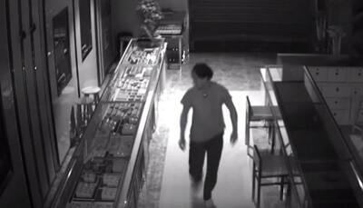 Shocking! Man squeezes into a jewellery store, steals valuable stuff and leaves unnoticed—Watch CCTV footage
