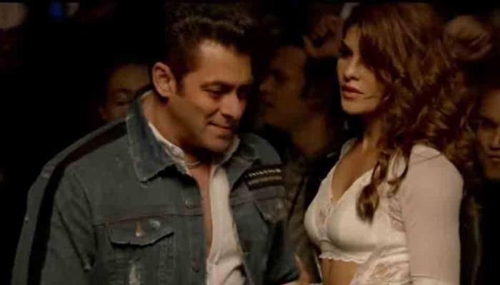 Salman Khan paints his &#039;Heeriye&#039; jacket himself —Do not miss this video