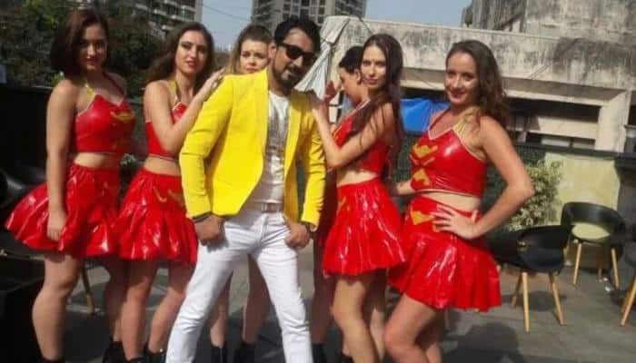 Bhojpuri sultan Raju Singh Mahi-Monika Roy sizzle in Champion song &#039;Hum Hain Uttar Pradesh Ke Lala&#039;