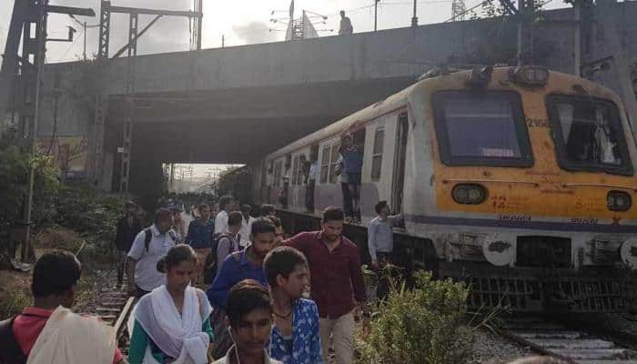  Mumbai&#039;s Harbour line affected due to technical problem near Chembur station, passengers forced to walk on tracks 