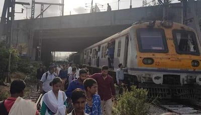  Mumbai's Harbour line affected due to technical problem near Chembur station, passengers forced to walk on tracks 