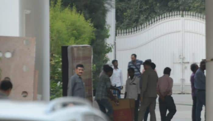 Akhilesh Yadav, Mulayam pack up and vacate government bungalows