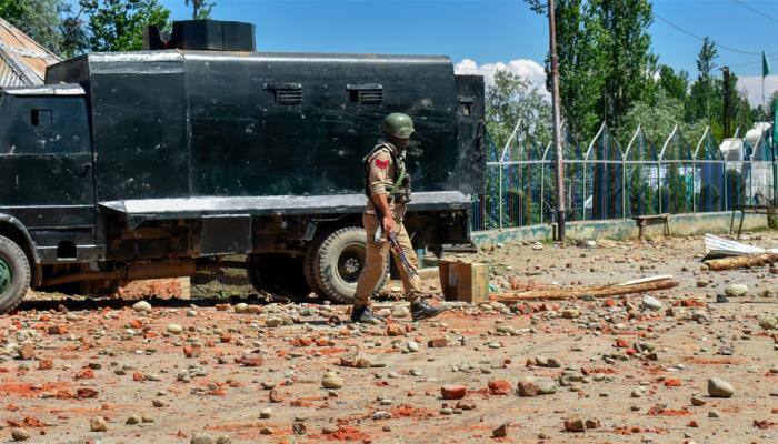 CRPF vehicle attacked by mob, allegedly runs over two men in J&amp;K, one dies