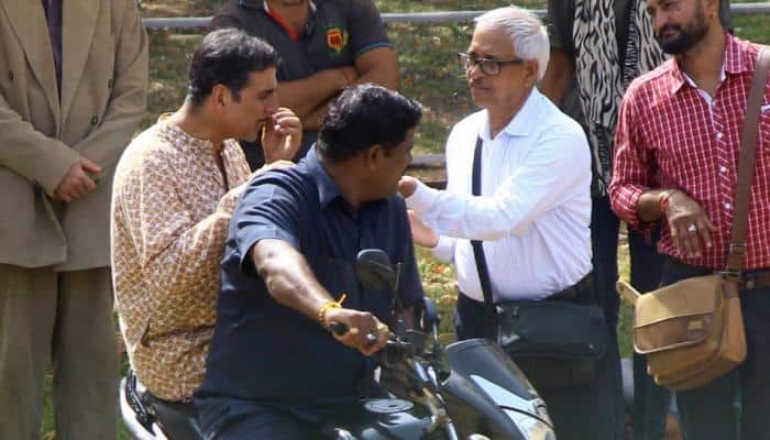 Akshay Kumar spotted in traditional Bengali attire on sets of Gold — See photos