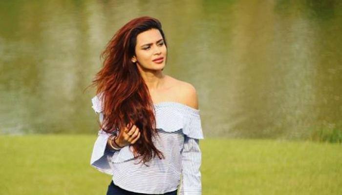 Aashka Goradia makes big revelation on Rajeev Khandelwal's talk show 'Juzz Baatt'