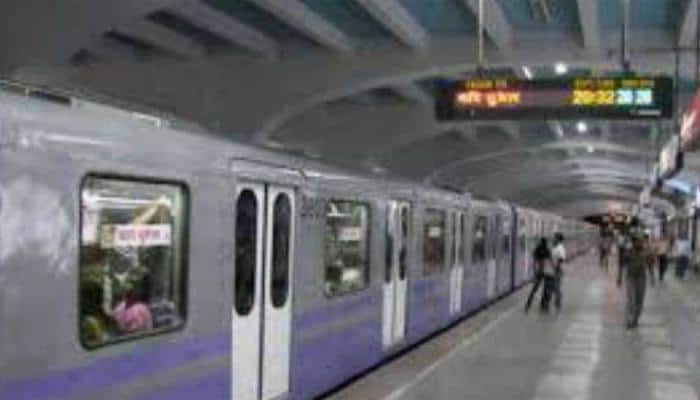 RPF constable&#039;s gun goes off in Kolkata metro station, 3 injured 