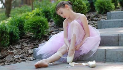 This viral video of dad dancing with daughter to help her overcome stage fright is pure gem! Watch