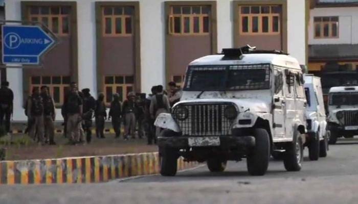 Police post attacked in J&amp;K&#039;s Pulwama, two policemen dead, search ops underway