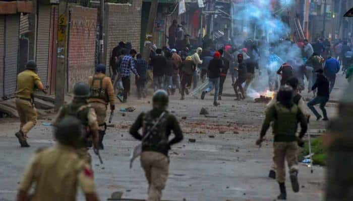 Watch: Stone pelters target CRPF convoy in Jammu and Kashmir&#039;s Banihal