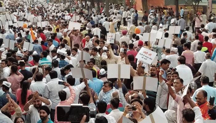 AAP&#039;s protest march to PM Modi&#039;s residence, in support of Arvind Kejriwal, stopped at Parliament Street