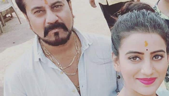 Bhojpuri star Akshara Singh shares a heart-warming picture with her Father