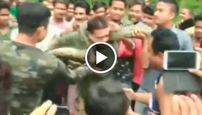 Watch: Python tries to strangle forest ranger during selfie-clicking session