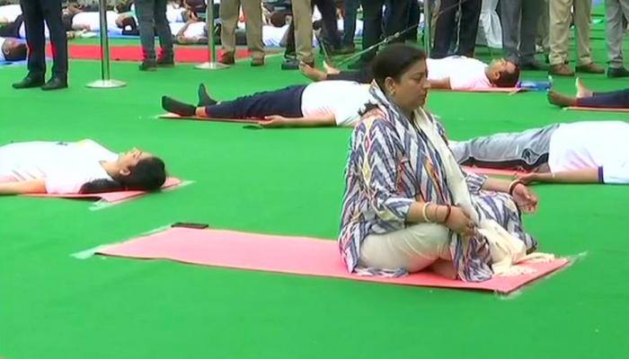 4th International Yoga Day:Union minister Smriti Irani ,Chief Minister Manohar Lal Khattar perform asanas