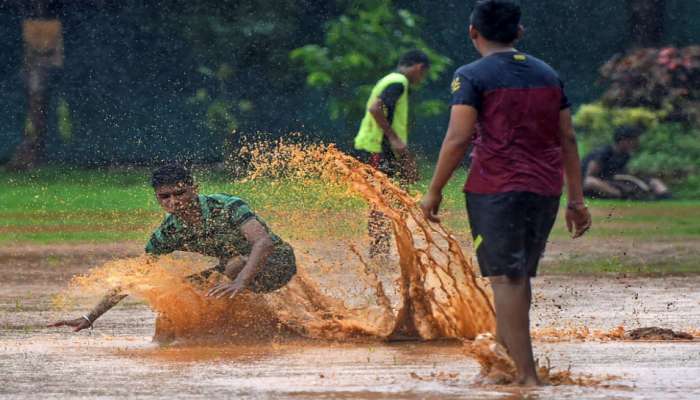 Mumbai drowns, Mumbaikars use humour to stay afloat