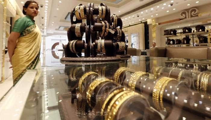 Gold falls to Rs 31,570 on weak global cues, muted demand