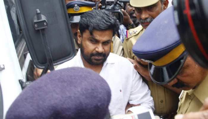 Dileep row refuses to die down, protest outside Mohanlal's house