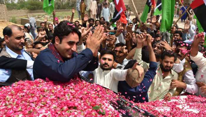 Group of 100 pelts stones on Bilawal Bhutto Zardari’s convoy in Pakistan