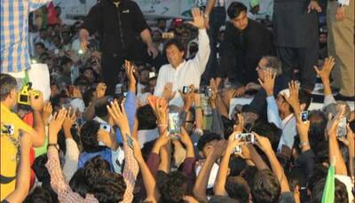 Imran Khan faces protest in Karachi, leaves campaign venue