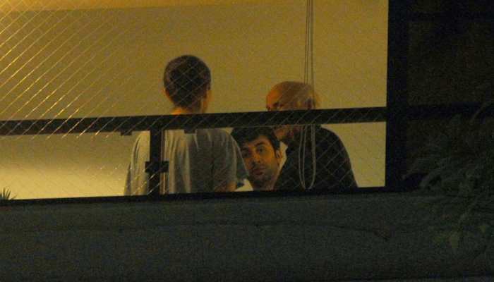 Ranbir Kapoor and Alia Bhatt provide an unhindered view to their rendezvous at her residence-See pics Ranbir Kapoor and Alia Bhatt provide an unhindered view to their rendezvous at her residence-See pics
