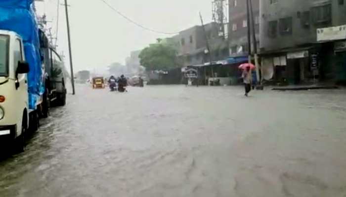 Heavy rain lashes Mumbai and suburbs; IMD warns of 5 more days of heavy rainfall Heavy rain lashes Mumbai and suburbs; IMD warns of 5 more days of heavy rainfall