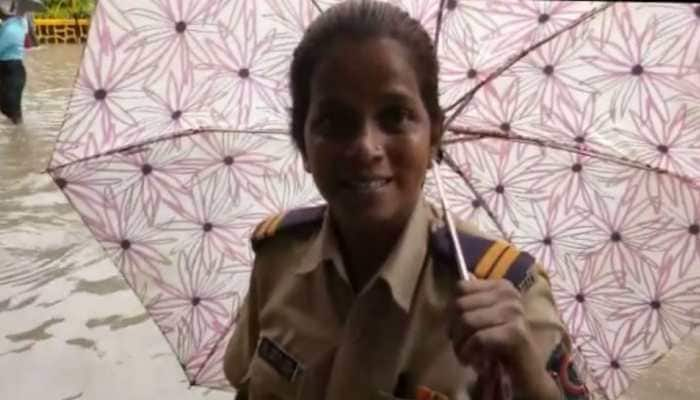 Mumbai&#039;s woman constable braves knee-deep rain water to help people