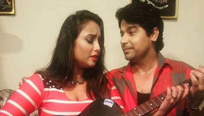 Bhojpuri sizzler Rani Chatterjee shares picture with Rajnikanth Shukla