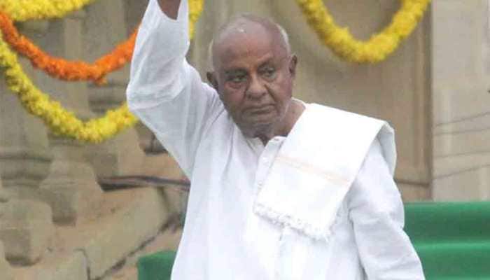 Deve Gowda defends son over budget; hits out at Congress leaders