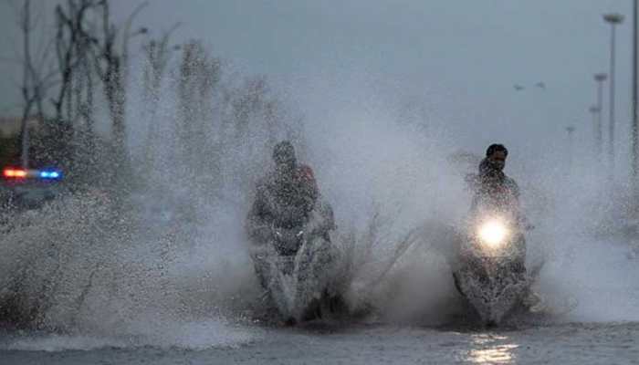 Heavy rains lash parts of Delhi, traffic disrupted