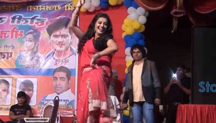Bhojpuri sizzler Akshara Singh's Holi dance video crosses 22 lakh views on  YouTube â€” Watch | Bhojpuri News | Zee News