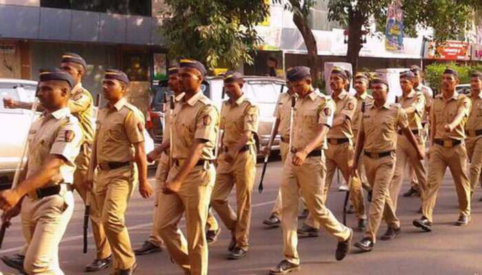 Mob attacks policemen after teenager dies in Mumbai hospital