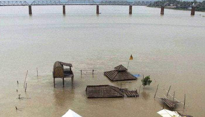 Jharkhand: Woman stranded in the middle of river rescued by three men