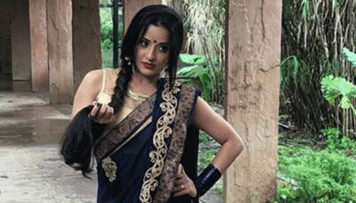Monalisa makes her 'daayan' avatar look irresistibly stunning in this navy blue saree - See pics