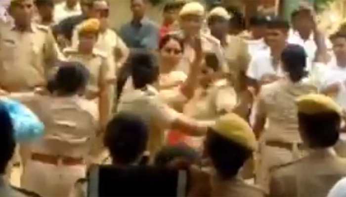 Rajasthan police female constables dance during wedding-like farewell of Churu SP Rajasthan police female constables dance during wedding-like farewell of Churu SP