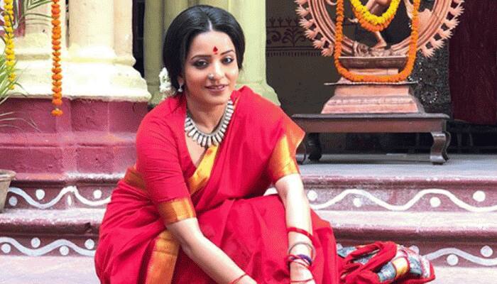 Monalisa sizzles in saree, proves the traditional Indian garment is a woman&#039;s best friend - See pics