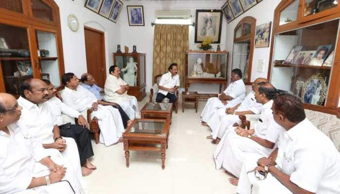 Kamal Hassan, Panneerselvam visit M Karunanidhi&#039;s residence to enquire about DMK patriarch&#039;s health