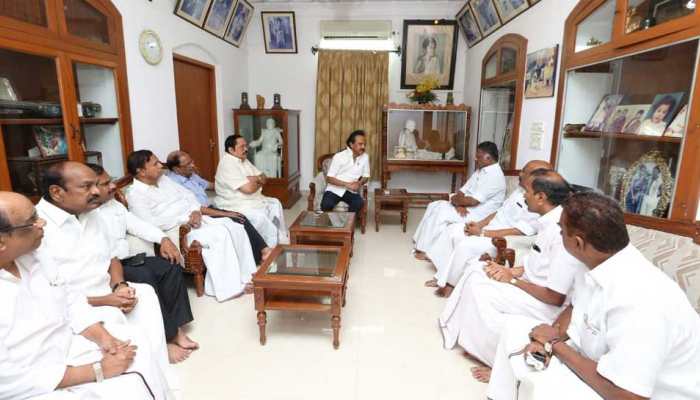 Kamal Hassan, Panneerselvam visit M Karunanidhi's residence to enquire about DMK patriarch's health