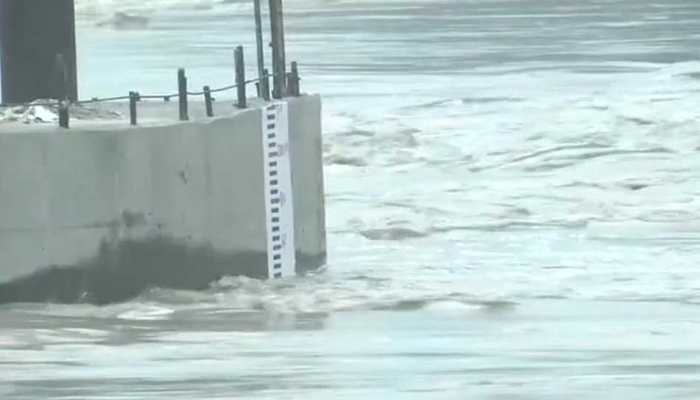 Flood threat looms as Yamuna crosses danger mark in Delhi; Kejriwal convenes emergency meet