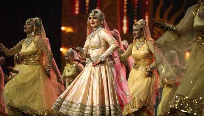 IIFA Awards 2018: Rekha brings the house down, Bollywood superstars break into massive cheer