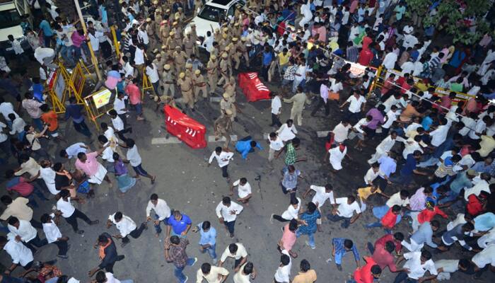 Yama raja po po: Karunanidhi&#039;s supporters refuse to budge from hospital premises, chant &#039;Give our Thalaivar back&#039;