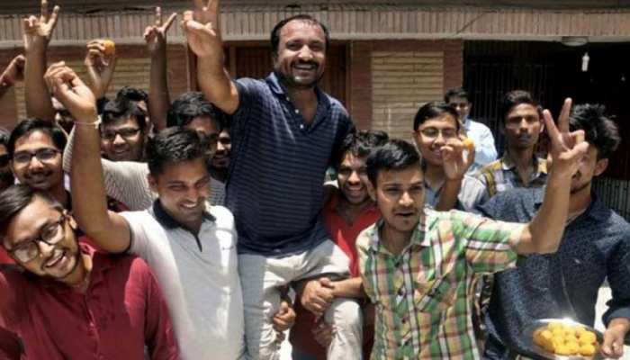 Tejashwi Yadav, Shatrughan Sinha back Super 30 coach Anand Kumar over &#039;false claim&#039; charges