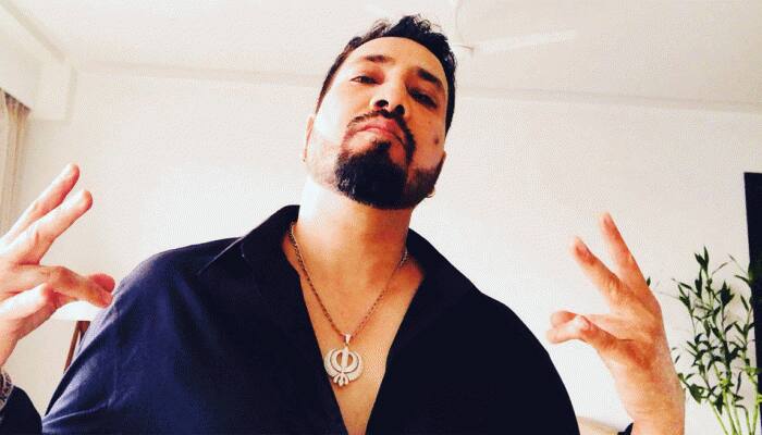 Singer Mika Singh robbed of Rs 300,000 cash, jewels