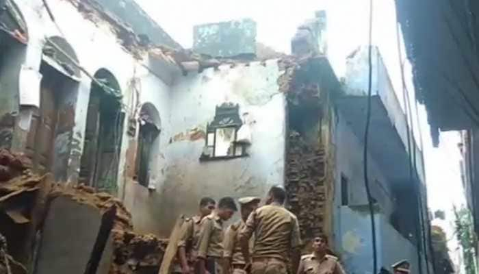 Lucknow: Building collapses in Aminabad following heavy rainfall | Lucknow News | Zee News