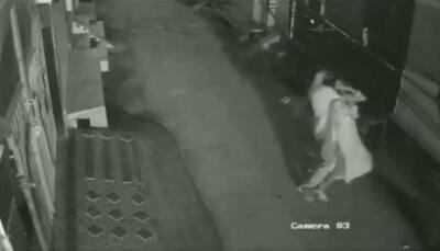 Caught on camera: Thief attacks woman, snatches her jewellery, phone in Delhi