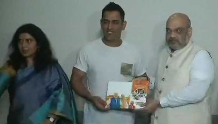 Amit Shah meets MS Dhoni for BJP&#039;s &#039;Sampark Se Samarthan&#039;