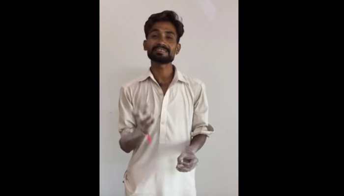 This video of Pakistani painter crooning Arijit Singh&#039;s songs is going viral for all the right reasons-Watch