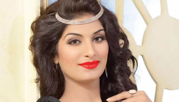 Poonam Dubey looks resplendent in pink saree, croons 'chura liya hai jo tumne'