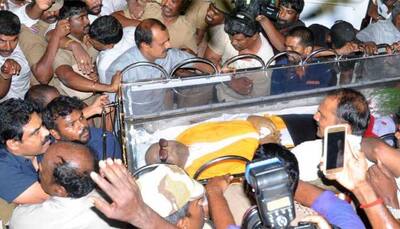 Karunanidhi will be buried at Marina beach, Madras HC rules in favour of DMK