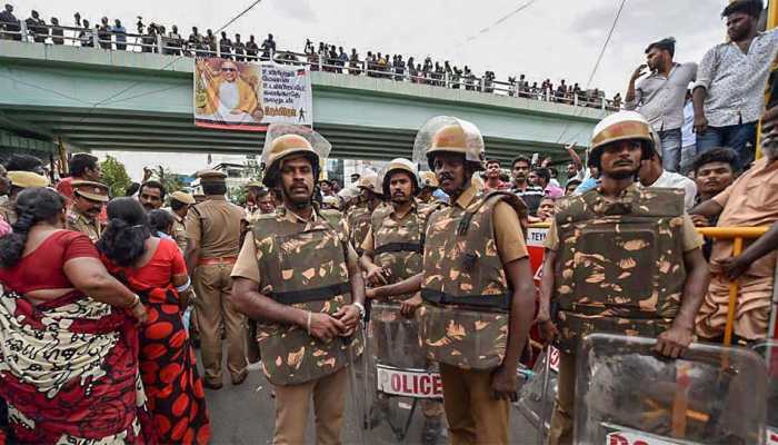 Two dead, 33 injured in stampede outside Rajaji hall in Chennai ahead of Karunanidhi's funeral Two dead, 33 injured in stampede outside Rajaji hall in Chennai ahead of Karunanidhi's funeral