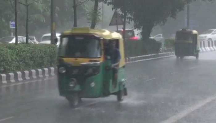 Heavy showers lash Delhi and adjoining areas of NCR